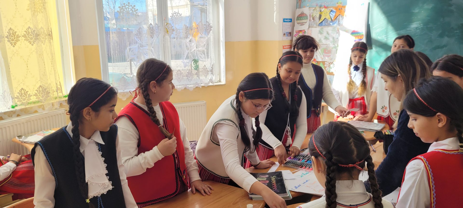 Mergem la scoala in costum popular